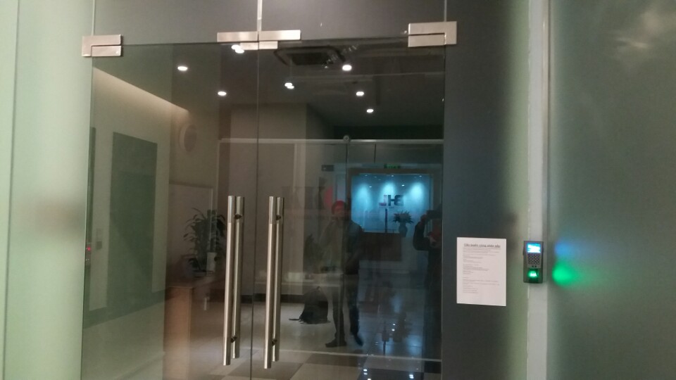 Khóa chốt rơi YB-100+ - lắp đặt hệ thống khóa cửa từ vân tay thẻ từ cho cửa kính kết hợp chấm công vân tay giá tốt