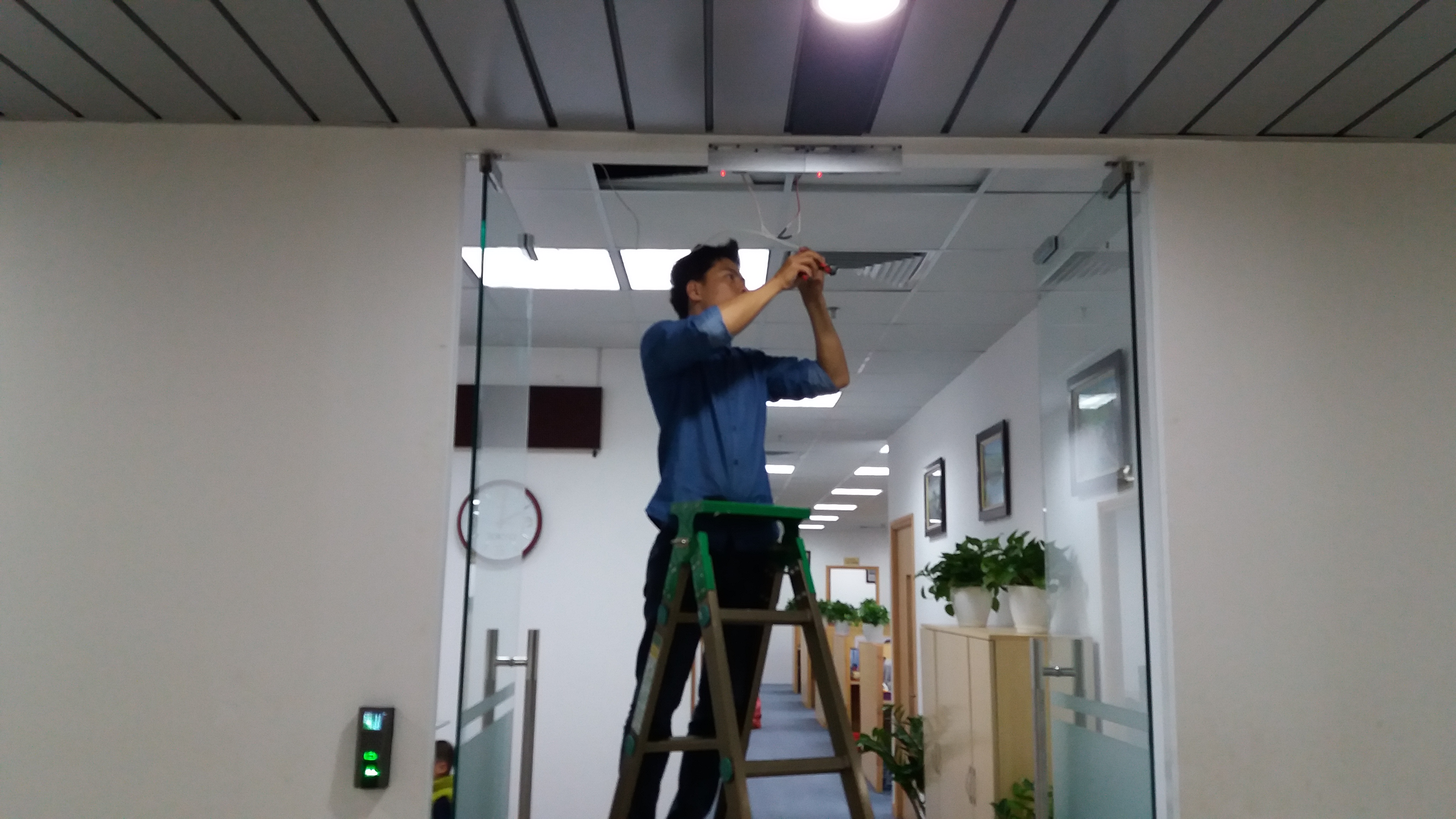 Khóa điện từ Yli YM-280LED - Lắp đặt khóa cửa từ vân tay thẻ từ kết hợp kiểm soát ra vào cho cửa kính văn phòng, tòa nhà giá rẻ Khóa điện từ Yli YM-280LED - Lắp đặt khóa cửa từ vân tay thẻ từ kết hợp kiểm soát ra vào cho cửa kính văn phòng, tòa nhà giá rẻ